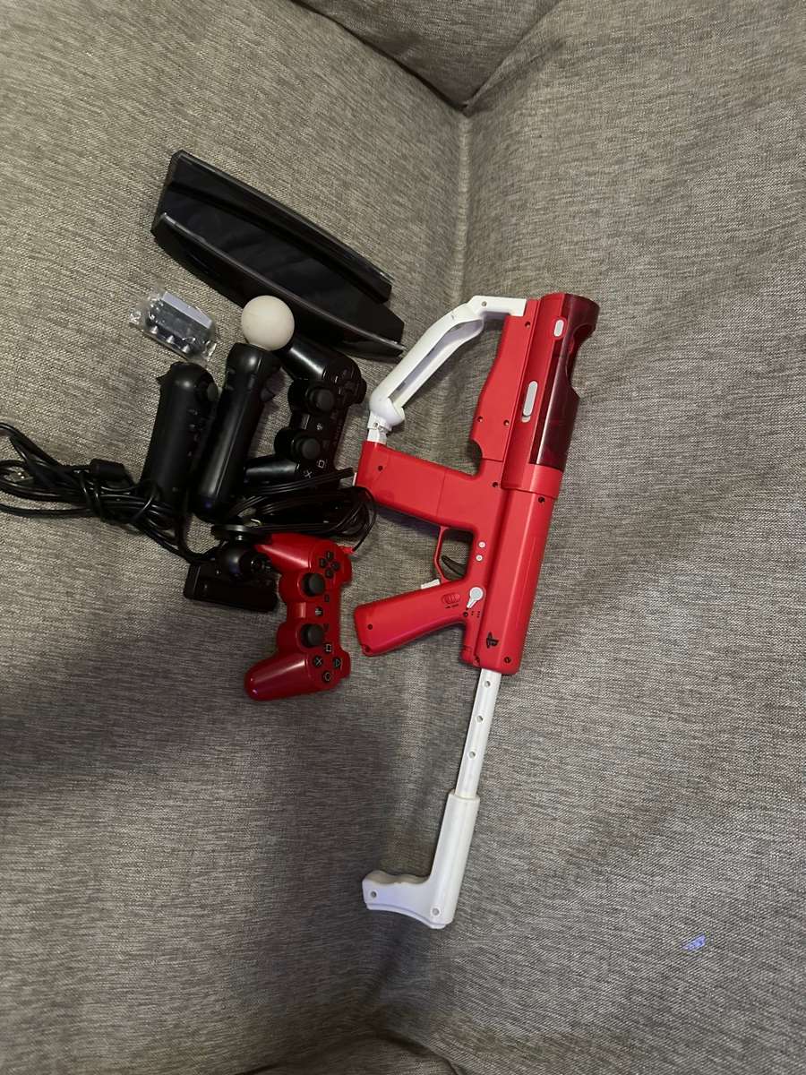 PLAYSTATION 3 SONY 320GB WITH 2 CONTROLLERS ,24 GAMES AND EXTRAS