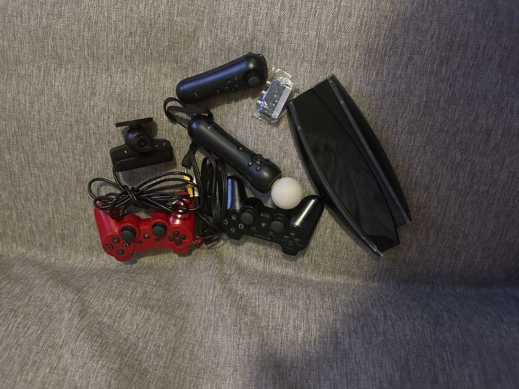 PLAYSTATION 3 SONY 320GB WITH 2 CONTROLLERS ,24 GAMES AND EXTRAS