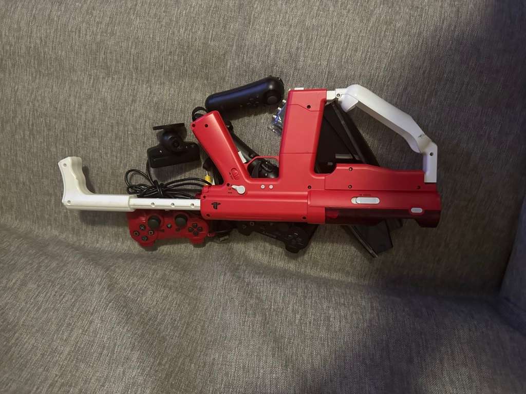 PLAYSTATION 3 SONY 320GB WITH 2 CONTROLLERS ,24 GAMES AND EXTRAS