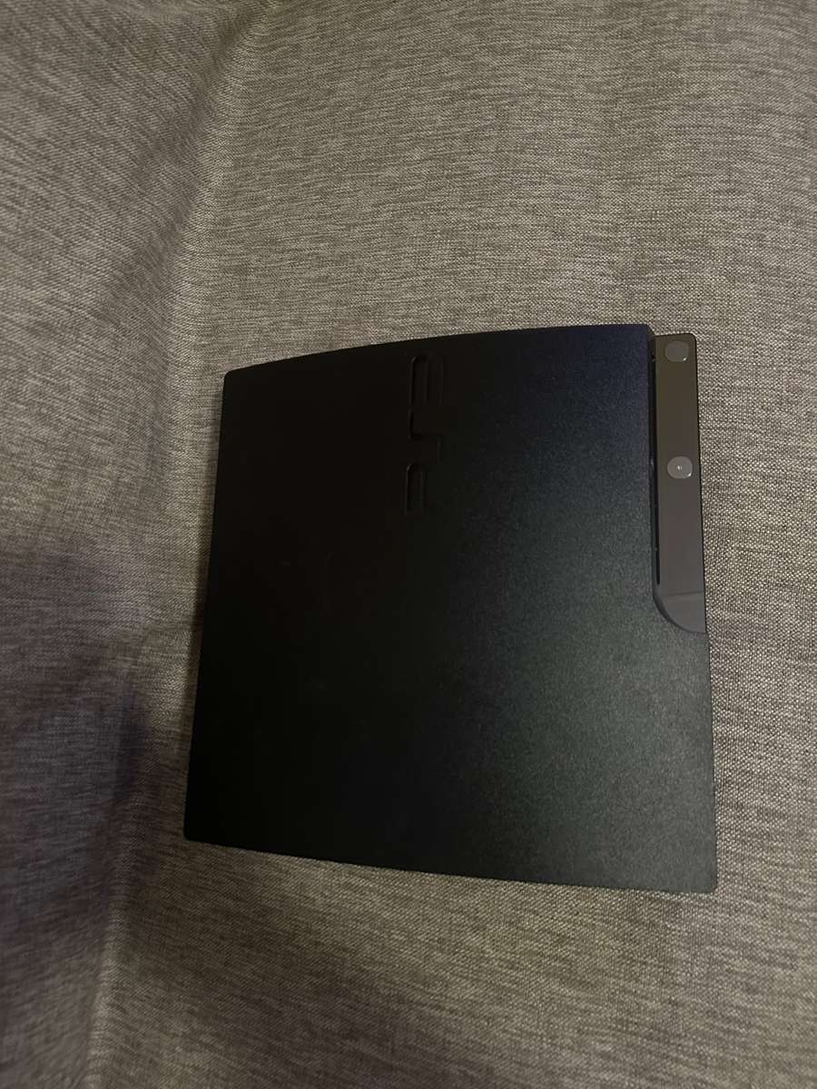 PLAYSTATION 3 SONY 320GB WITH 2 CONTROLLERS ,24 GAMES AND EXTRAS