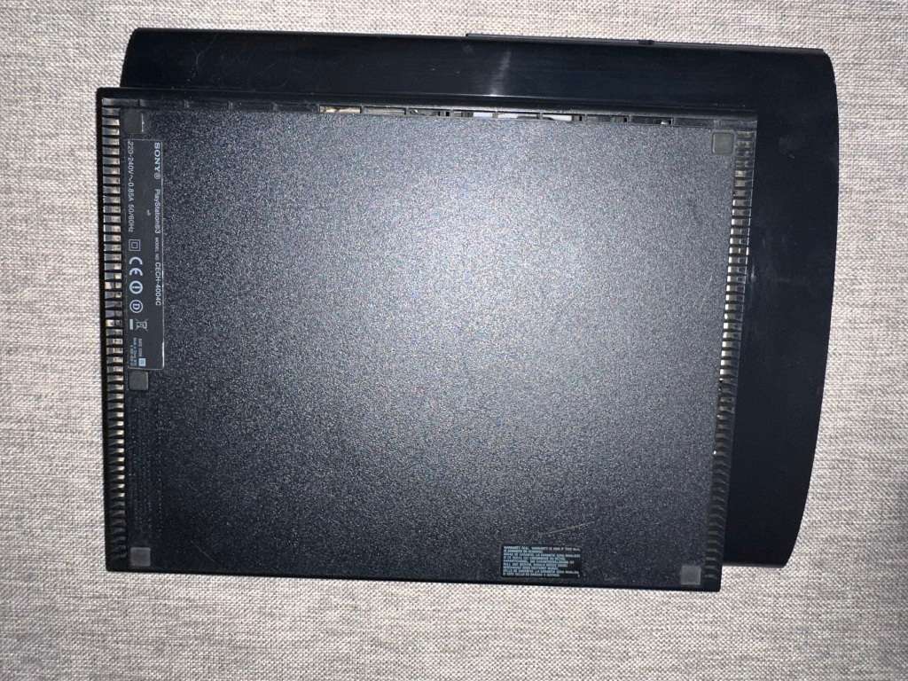 PLAYSTATION 3 SLIM 500GB 2 CONTROLLERS & 12 GAMES