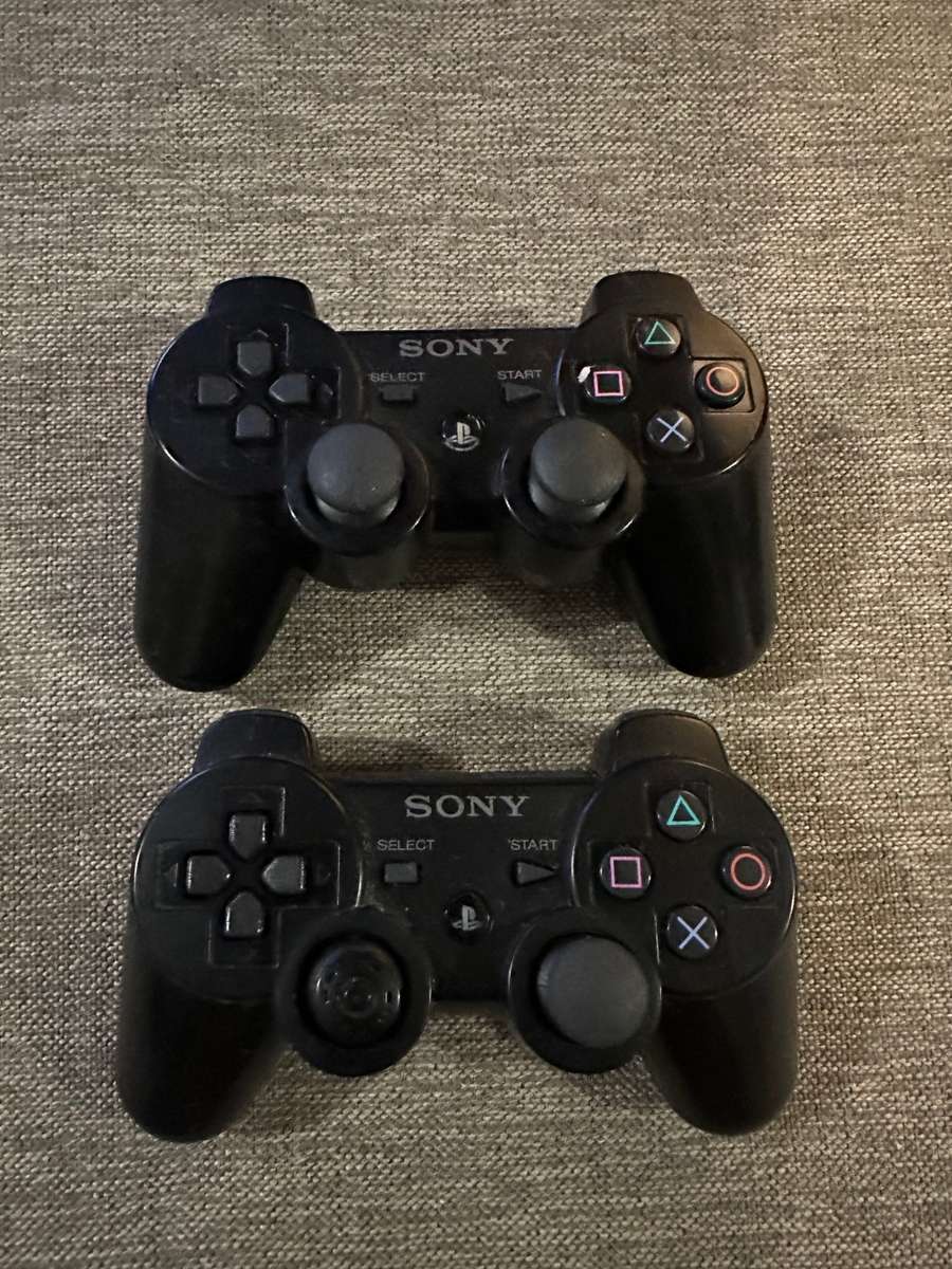 PLAYSTATION 3 SLIM 500GB 2 CONTROLLERS & 12 GAMES