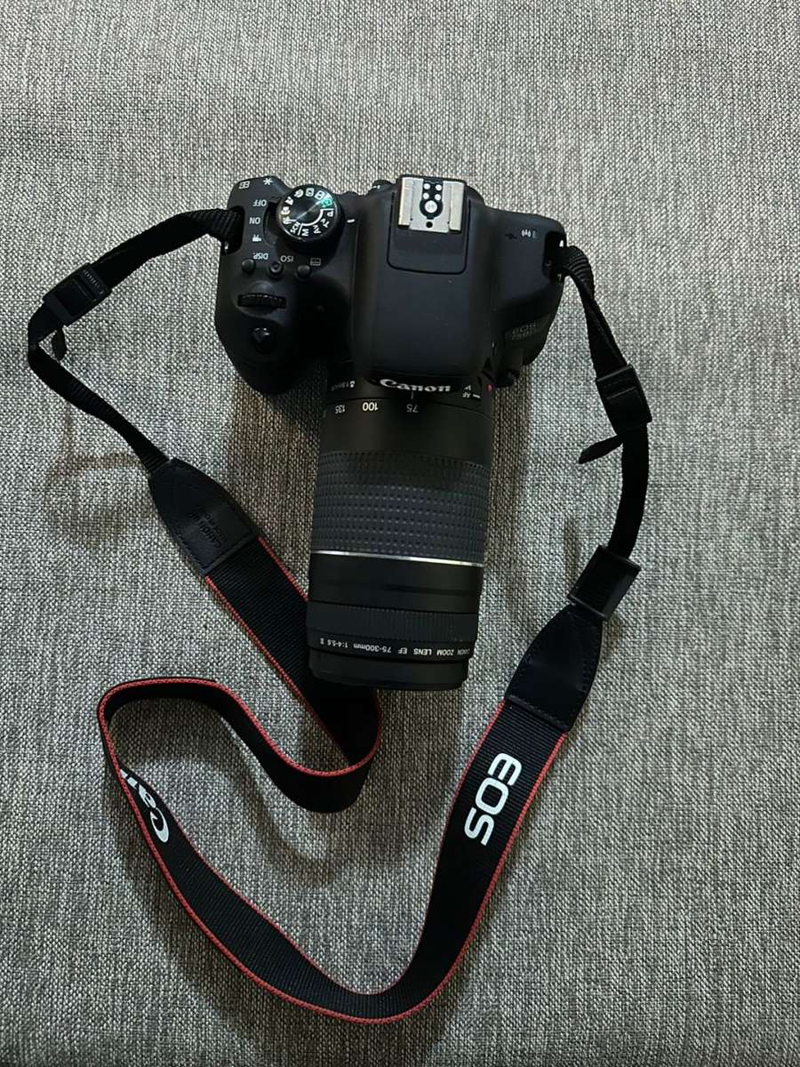 Canon EOS 750D Dslr Camera, 24.2Mpx, 75-300mm lens Mint Condition