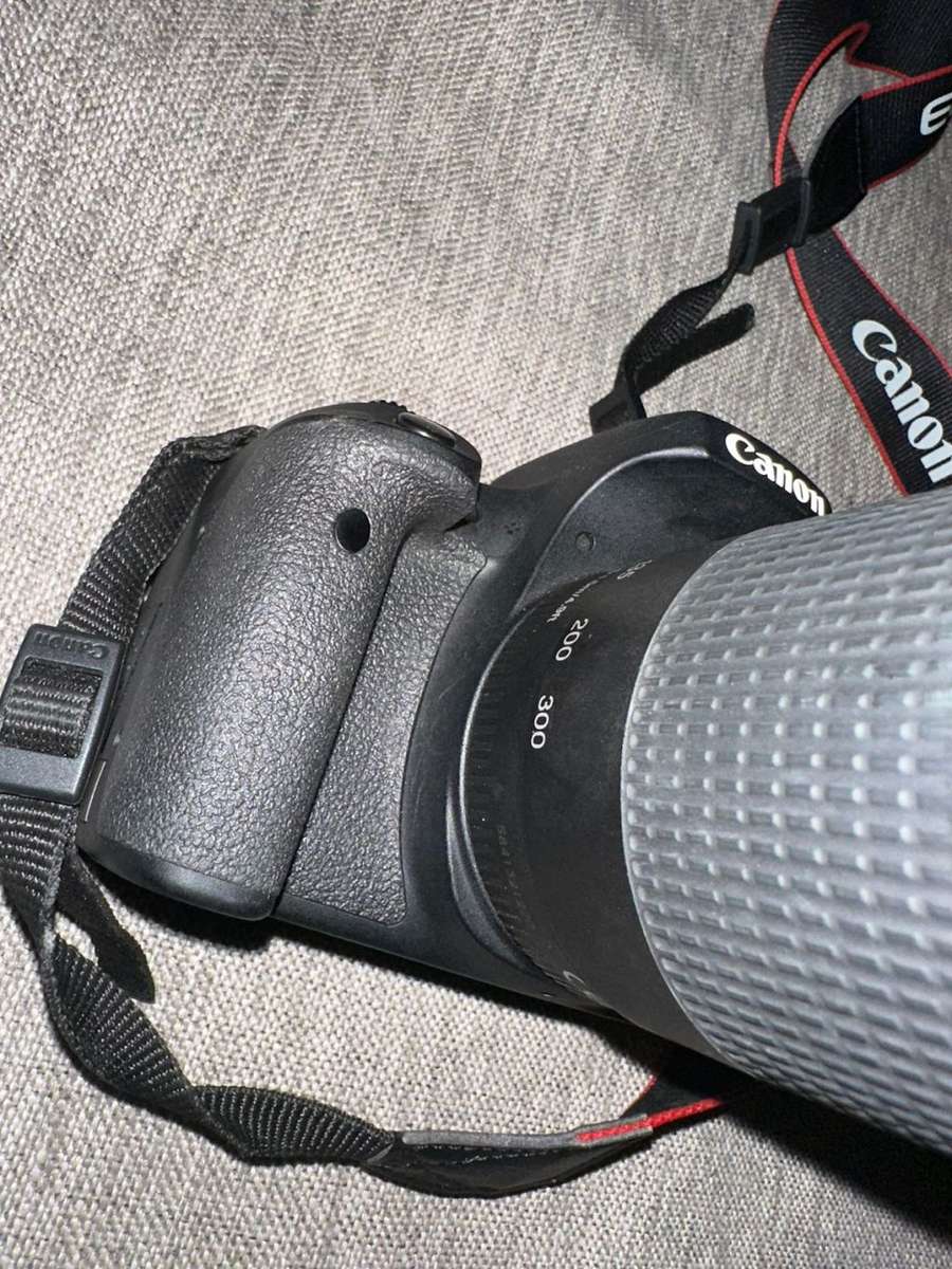 Canon EOS 750D Dslr Camera, 24.2Mpx, 75-300mm lens Mint Condition