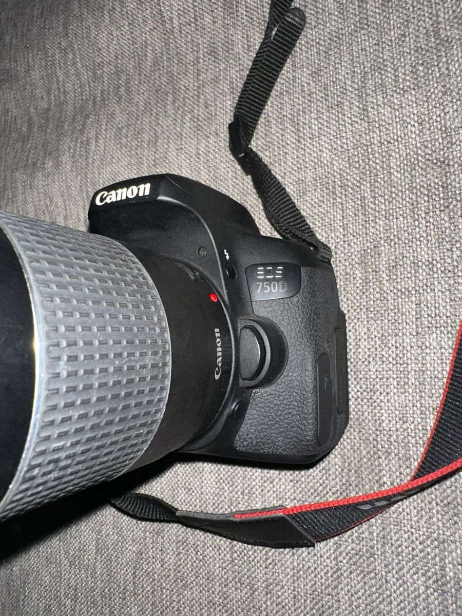 Canon EOS 750D Dslr Camera, 24.2Mpx, 75-300mm lens Mint Condition
