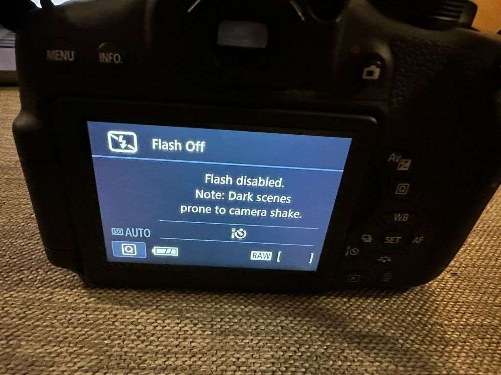 Canon EOS 750D Dslr Camera, 24.2Mpx, 75-300mm lens Mint Condition