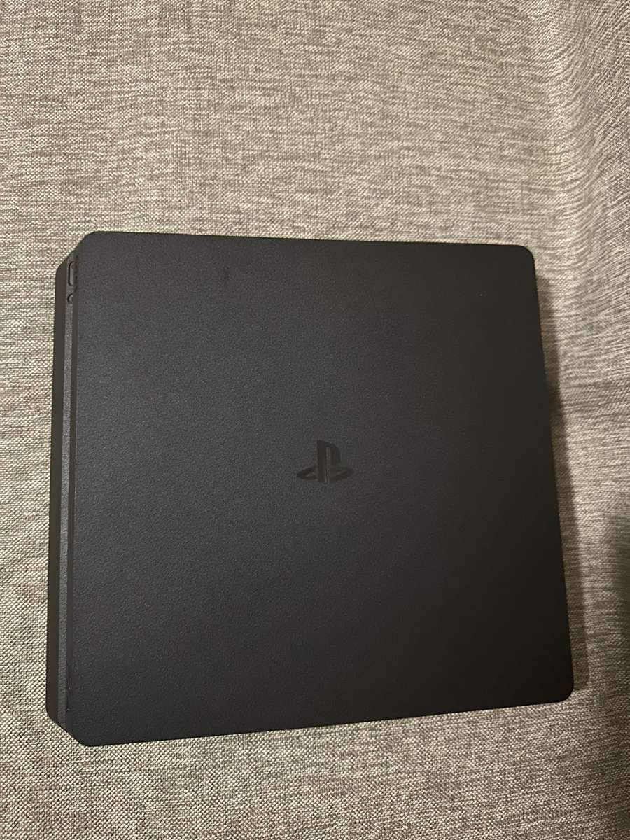 PLAYSTATION 4 SLIM 1TB  1 CONTROLLER 3 GAMES