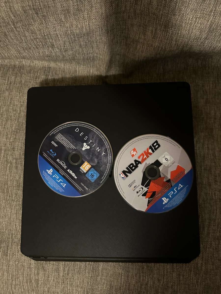 PLAYSTATION 4 SLIM 1TB  1 CONTROLLER 2 GAMES