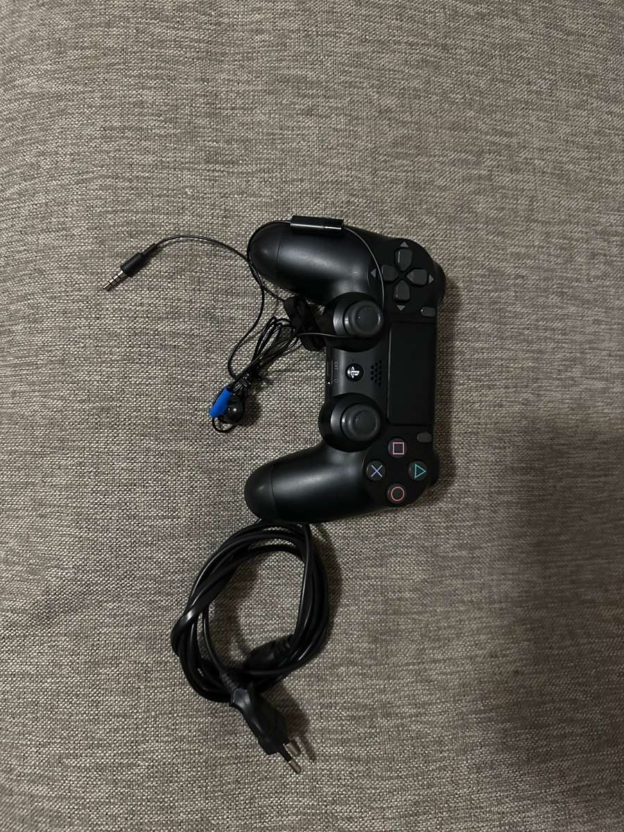 PLAYSTATION 4 SLIM 500GB 1 CONTROLLER MINT CONDITION