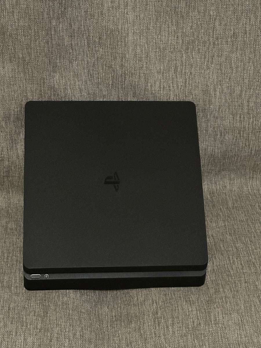 PLAYSTATION 4 SLIM 500GB 1 CONTROLLER MINT CONDITION