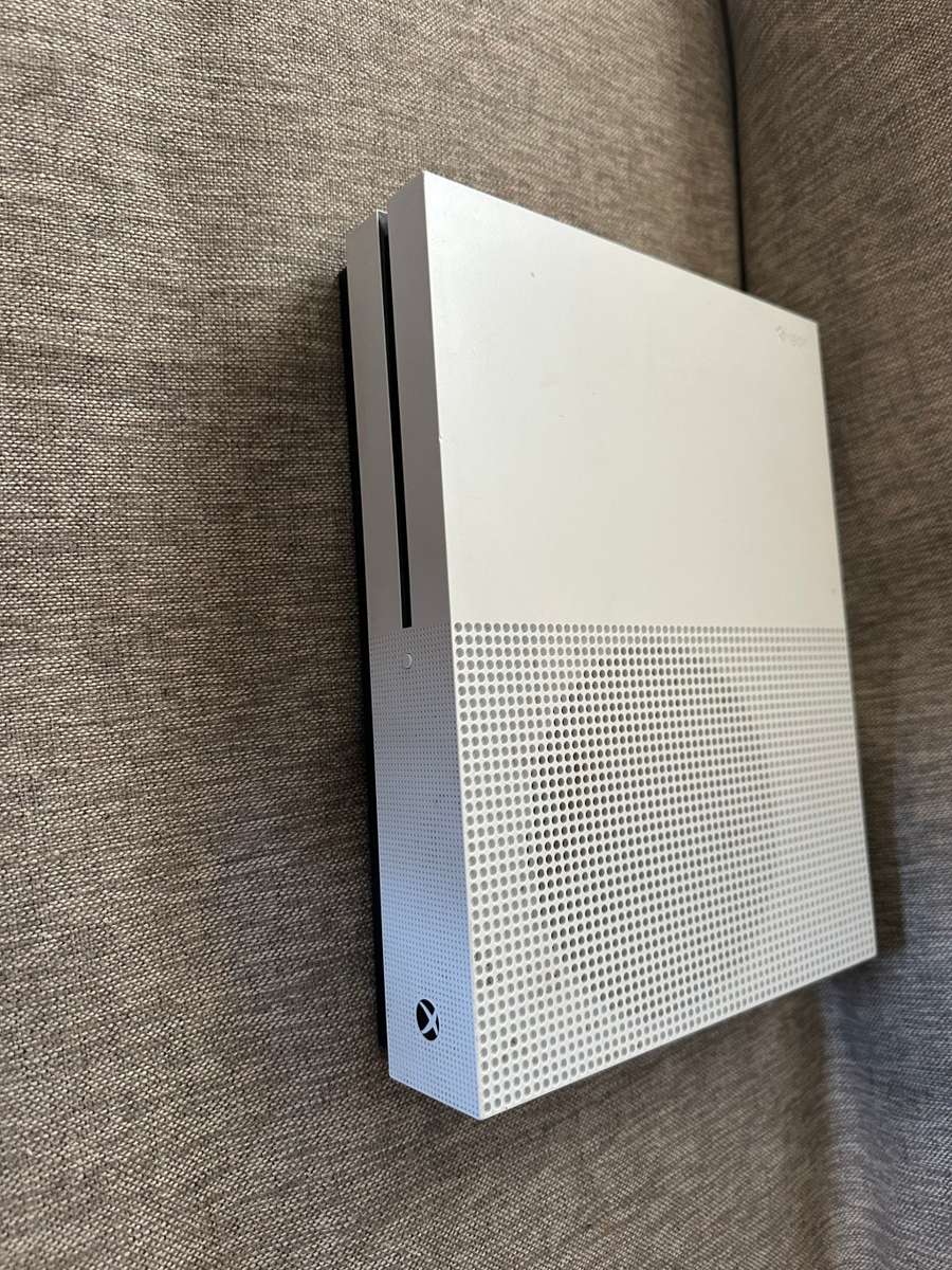 X BOX ONE S 1TB WITH ONE CONTROLLER & 2 GAMES