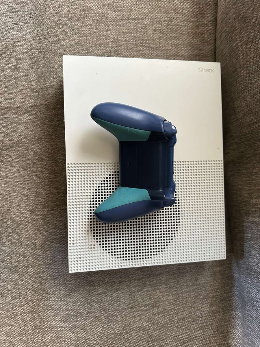 X BOX ONE S 1TB WITH ONE CONTROLLER & 2 GAMES