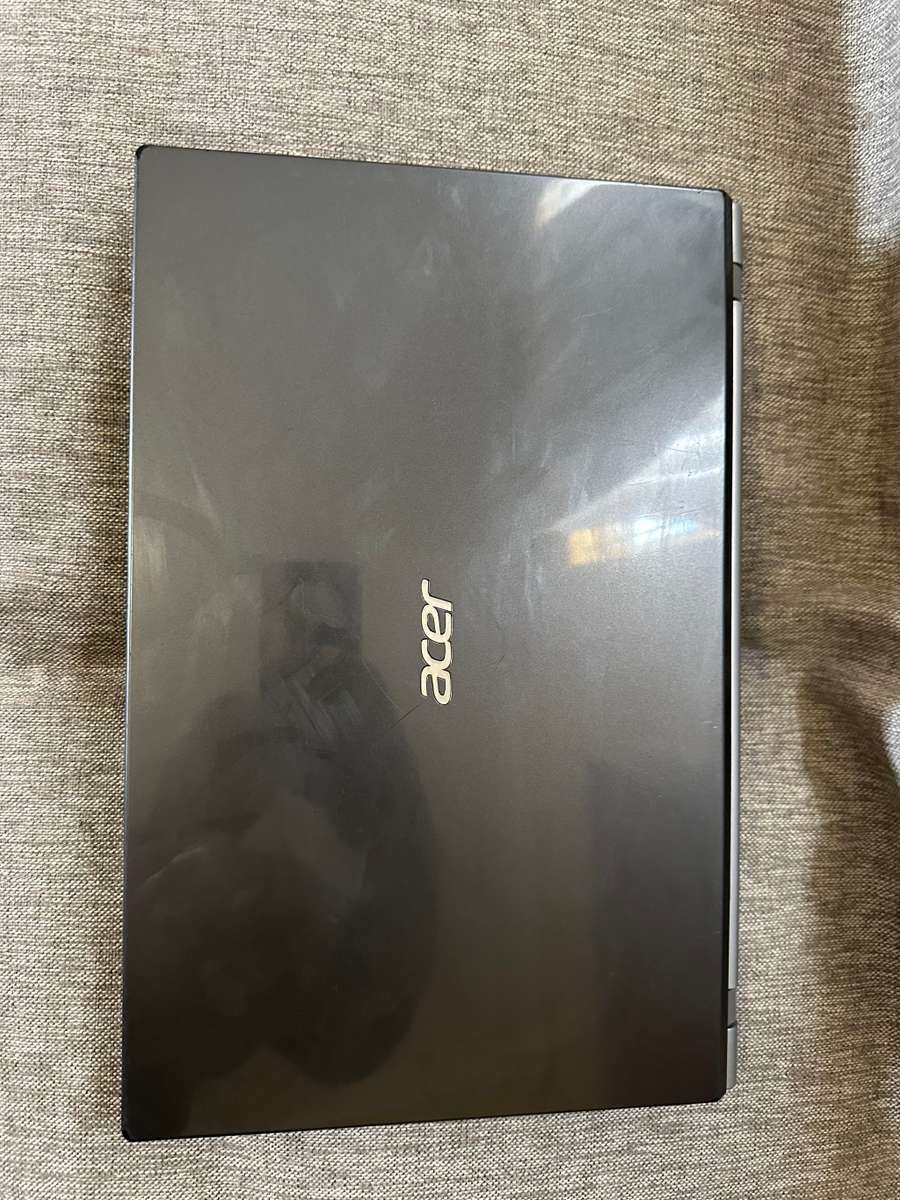 ACER ASPIRE V3 571 CORE I3  8GB RAM 120GB SSD PLEASE READ