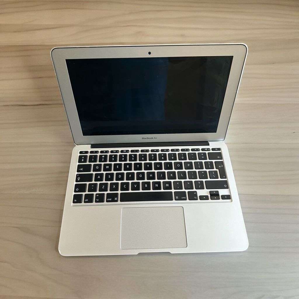MACBOOK A1R 2012 CORE I5 4GB RAM 60GB SSD PLEASE READ