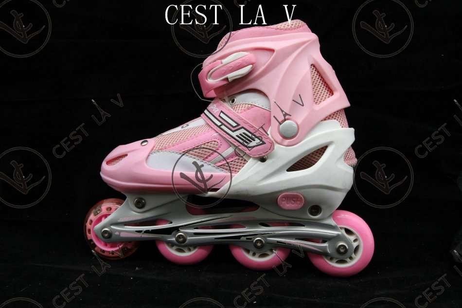 ROLLER SKATES