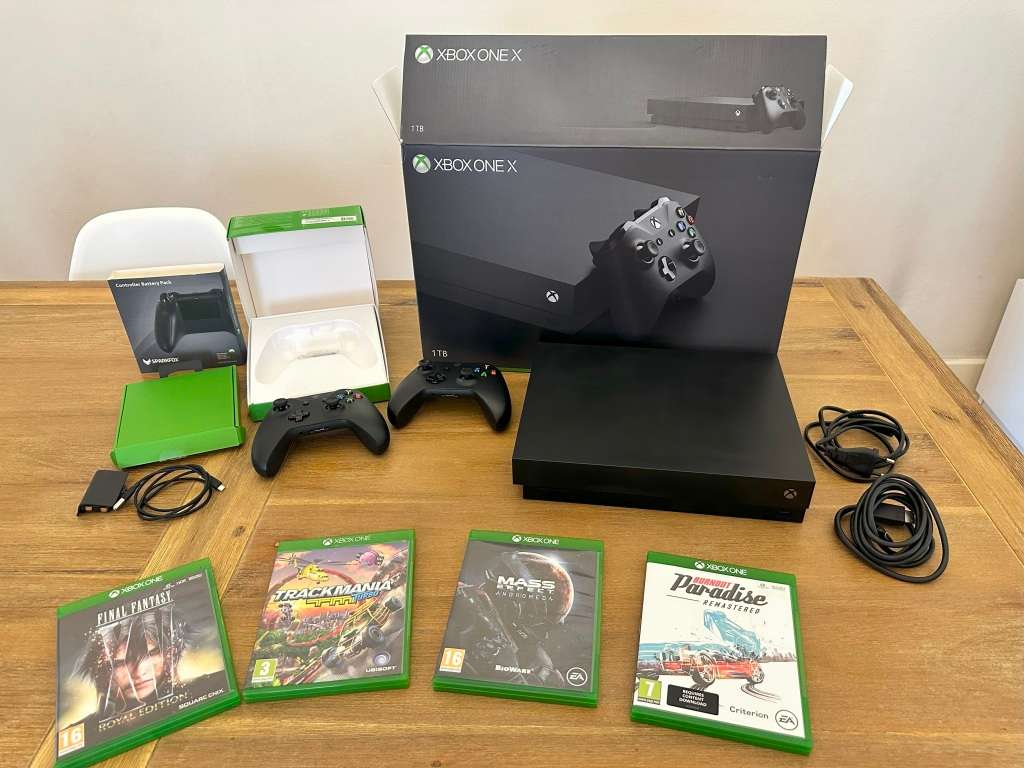 Xbox One X 1TB + 2nd controller + games
