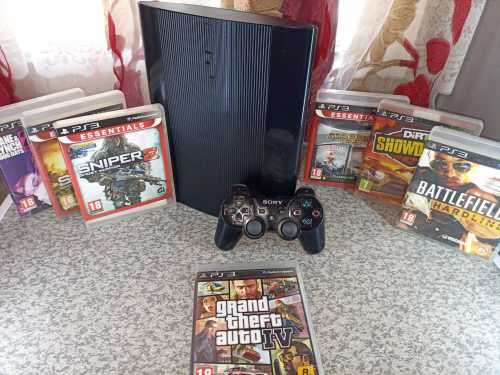 GTAV-FIFA19-500GB HDD PS3SUPERSLIM GOOD CONDITION WITH TWO CONTROLLERS AND 40 POPULAR GAMES PRELOAD