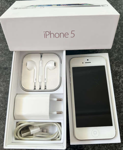 iPhone SE 2020 128GB Space Grey - with FREE iPhone 5!