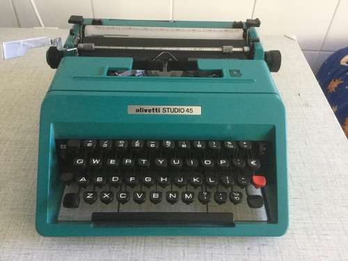 Olivetti  STUDIO 45 Typewriter  in case in gvery good condition. RARE FIND