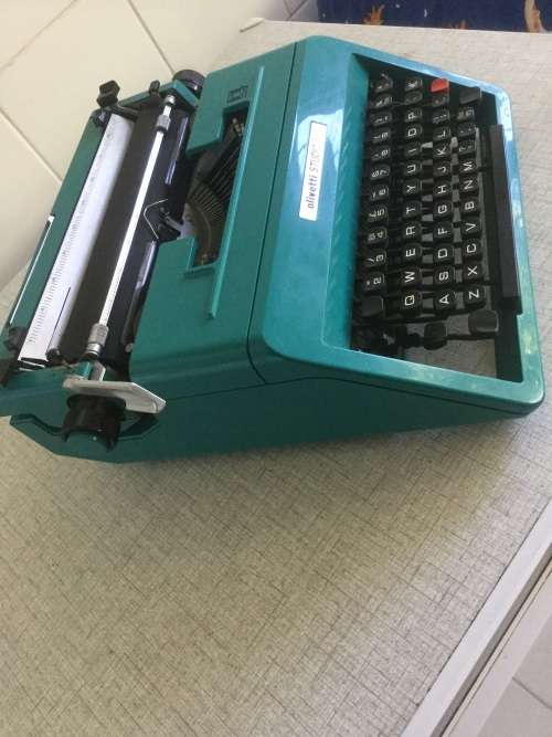 Olivetti  STUDIO 45 Typewriter  in case in gvery good condition. RARE FIND