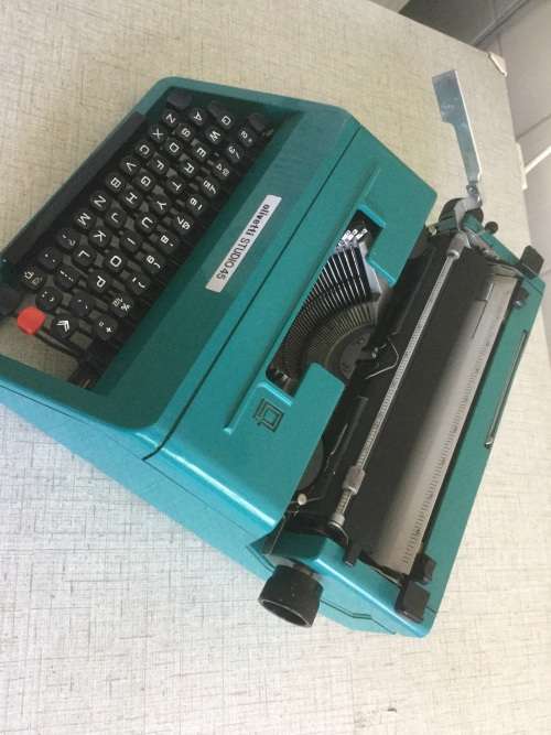 Olivetti  STUDIO 45 Typewriter  in case in gvery good condition. RARE FIND