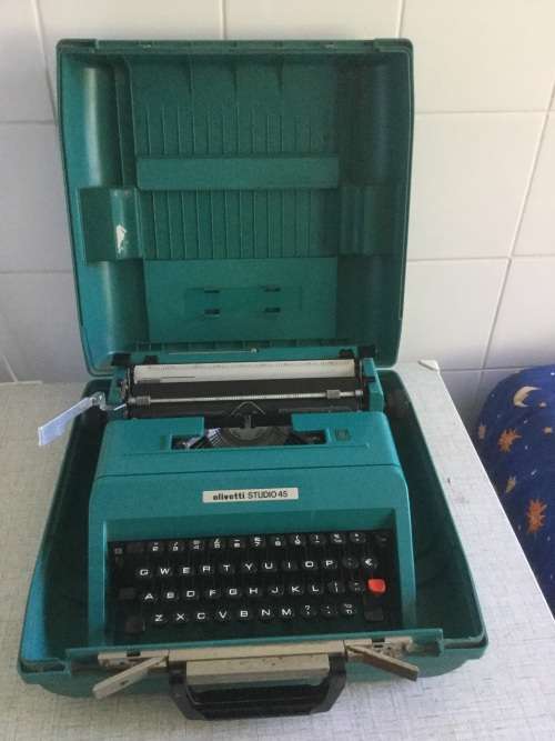 Olivetti  STUDIO 45 Typewriter  in case in gvery good condition. RARE FIND