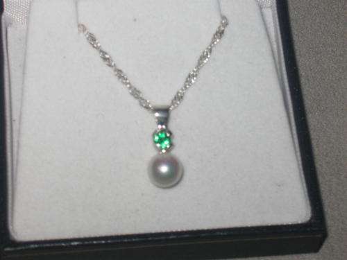 Pearl and EmeraldPendant set with natural emerald