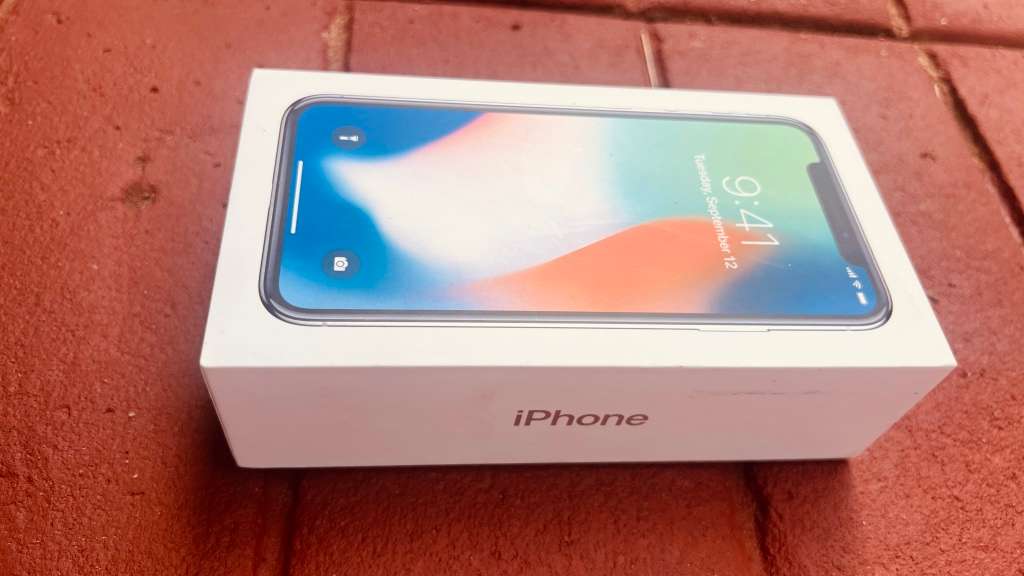 iPhone X 64GB - White