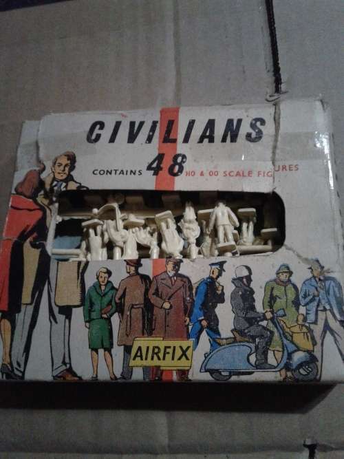 AIRFIX HO & 00 FIGURES FOR TRAIN STATION