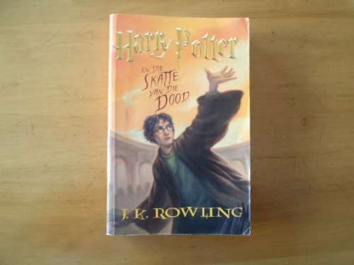 Harry Potter en die Skatte van die Dood deur J.K. Rowling. [Prys sluit nie posgeld in nie]