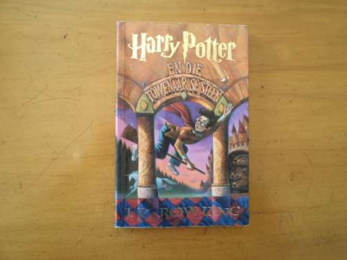 Harry Potter en die towenaar se steen deur J.K. Rowling. [Prys sluit nie posgeld in nie]