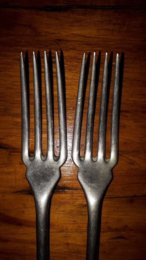 A PAIR OF SILVAWYTE VINTAGE NICKEL SILVER entre forks