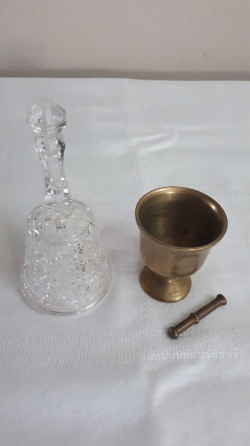 VINTAGE DECORATIVE ITEMS: CRYSTAL BELL AND BRASS GOBLET WITH PESTLE