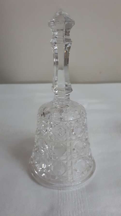 VINTAGE DECORATIVE ITEMS: CRYSTAL BELL AND BRASS GOBLET WITH PESTLE