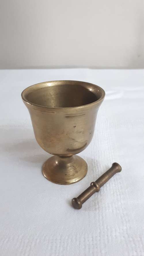 VINTAGE DECORATIVE ITEMS: CRYSTAL BELL AND BRASS GOBLET WITH PESTLE