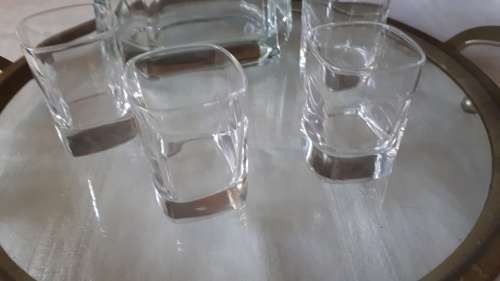STUNNING GLASS LIQUOR DECANTER WITH 4 MATCHING GLASSES AND TRAY