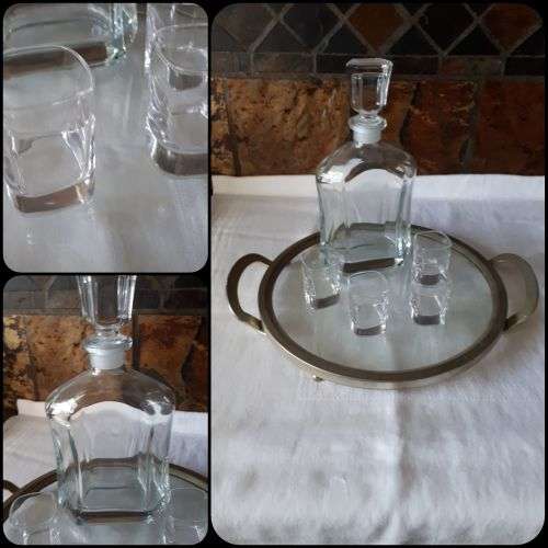 STUNNING GLASS LIQUOR DECANTER WITH 4 MATCHING GLASSES AND TRAY