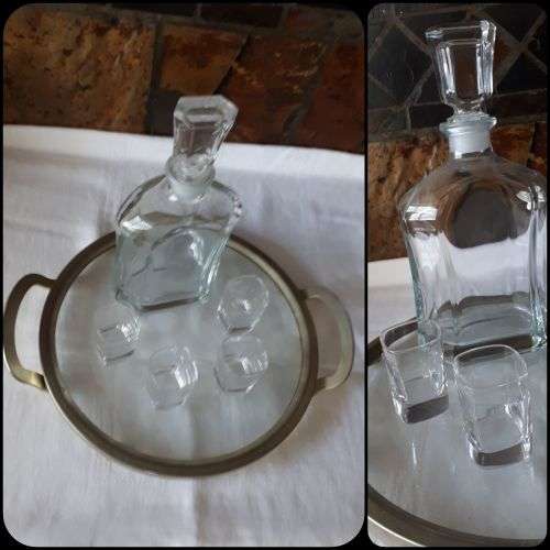 STUNNING GLASS LIQUOR DECANTER WITH 4 MATCHING GLASSES AND TRAY