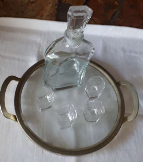 STUNNING GLASS LIQUOR DECANTER WITH 4 MATCHING GLASSES AND TRAY