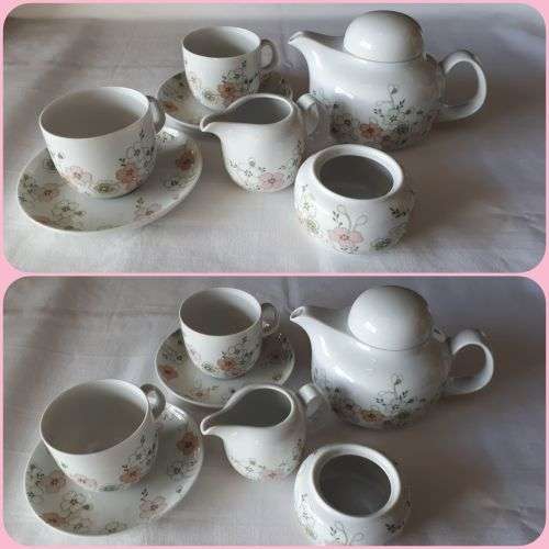 VINTAGE 1940's-50's GERMAN ARZBERG FINE PORCELAIN TEA SET FOR 2 WITH DECO STUDIO FLORAL PATTERN