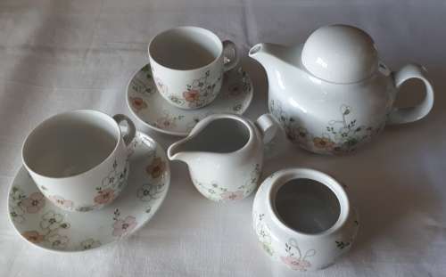 VINTAGE 1940's-50's GERMAN ARZBERG FINE PORCELAIN TEA SET FOR 2 WITH DECO STUDIO FLORAL PATTERN
