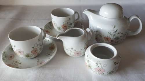 VINTAGE 1940's-50's GERMAN ARZBERG FINE PORCELAIN TEA SET FOR 2 WITH DECO STUDIO FLORAL PATTERN