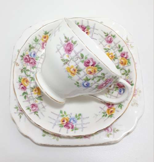 1940s Tuscan Fine Bone China Tea Trio - Roses On Trellis C7903G