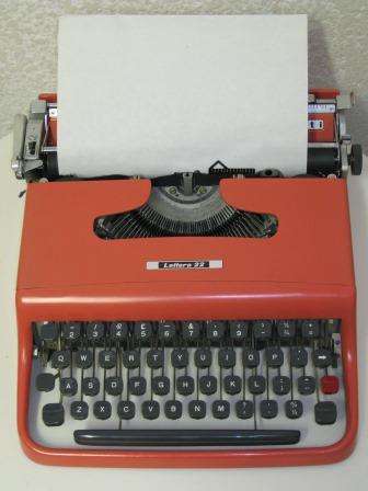 Retro, rare salmon pink Olivetti Lettera 22 typewriter designed by Marcello Nizzoli in 1950
