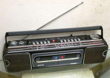 Retro 1980s Sanyo boombox / ghettoblaster, mains or battery