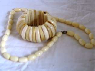 Vintage 1950s bone necklace and elasticated bracelet.