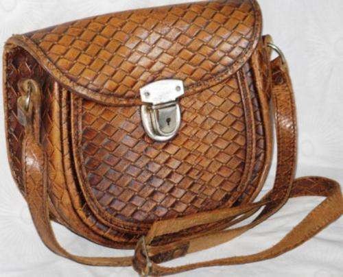 Vintage leather handbag ( 24 x 20 cm, strap: 1 M )