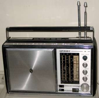 Retro "Conqueror Supersonic 5 Band FM / AM Radio" ( 32 x 24.5 x 10 cm )
