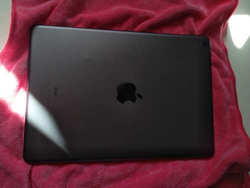 BROKEN - iPad (7th generation) Wi-Fi 32GB Space Gray - BROKEN