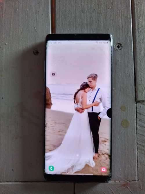 Samsung Galaxy Note 8 - Screens Glass is cracked.